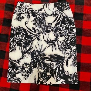 🥳HP🥳🖤WHBM floral print skirt size Petite Medium